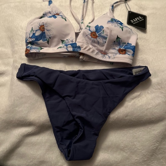 Bikini swimsuit - Picture 3 of 3